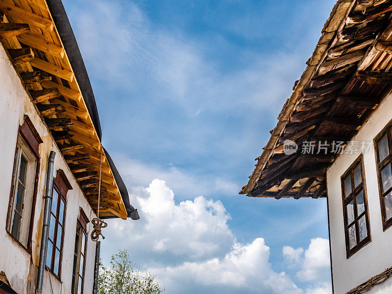 保加利亚特里亚夫纳两个屋顶之间美丽的天空