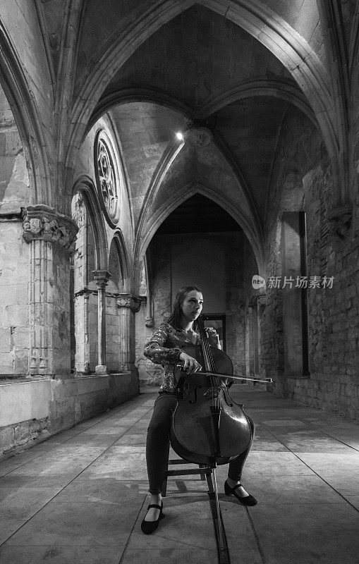 一个女人在拉大提琴