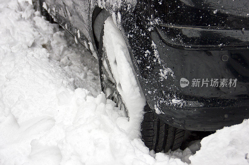 雪下的汽车