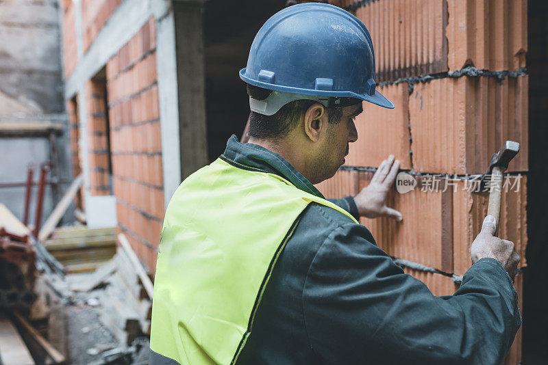 建筑工人正在为建墙准备砖