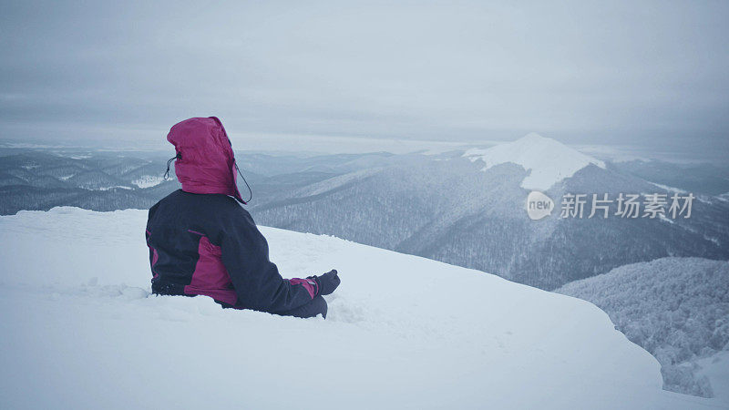 独自一人在山里。冬天的冥想