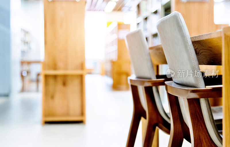 现代图书馆的椅子和书架