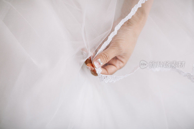 新娘穿着婚纱拿着面纱