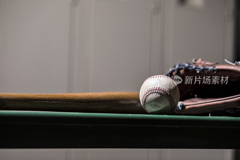 学校体育馆更衣室的棒球运动器材。