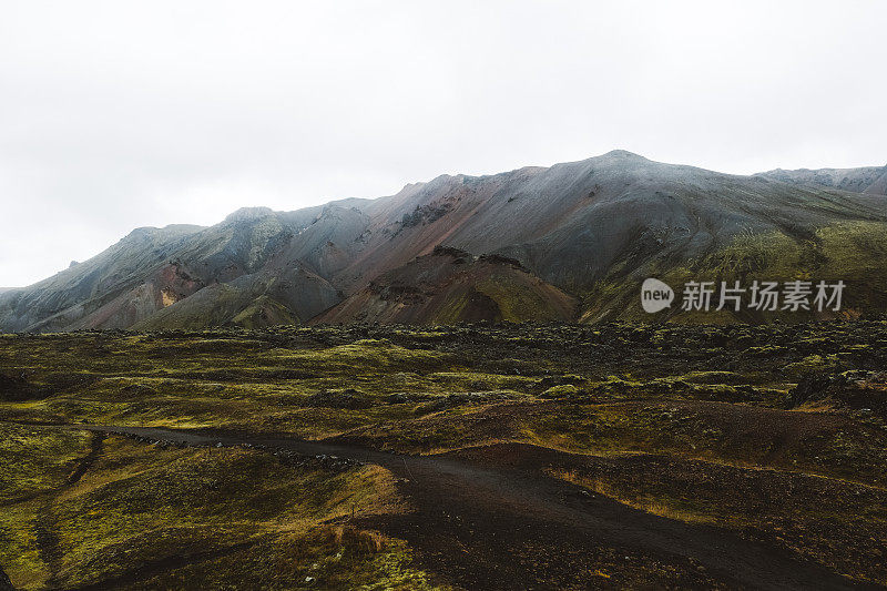 冰岛高地Landmannalaugar山谷的砾石路