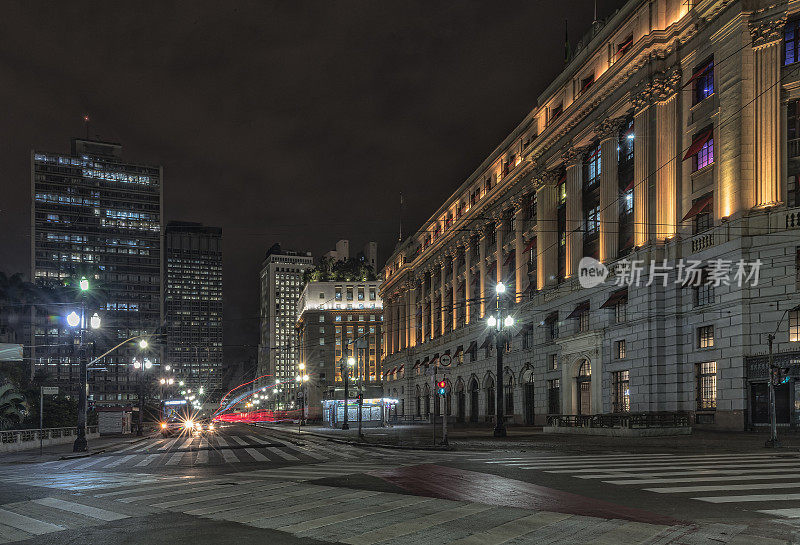 在市中心街道上长时间曝光的夜景照片São保罗