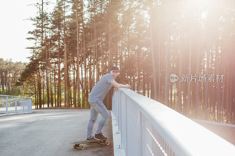 长板冲浪的人在休息。