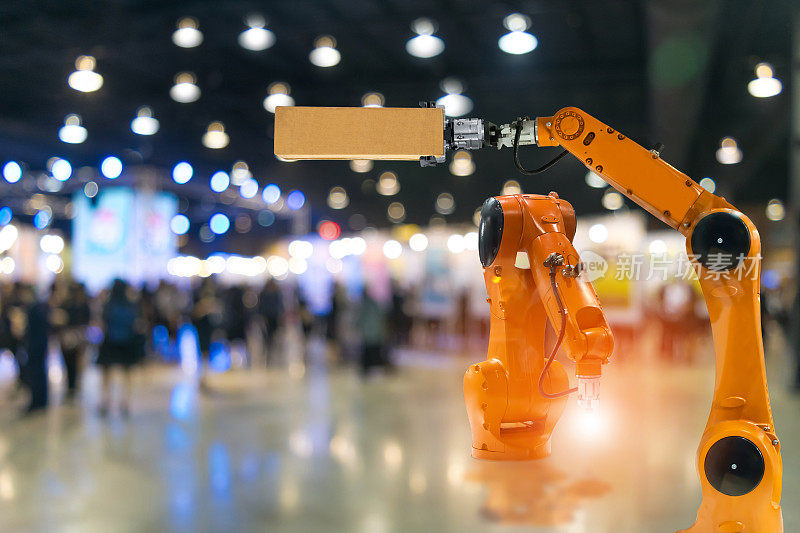 工程师触摸屏控制机器人生产工厂零件发动机制造工业机器人和机械手臂