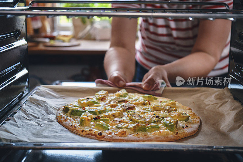 用烤箱烤牛油果素食披萨，配白干酪和辣椒