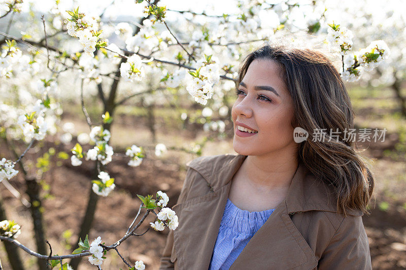 美丽自然的年轻女子在花园里