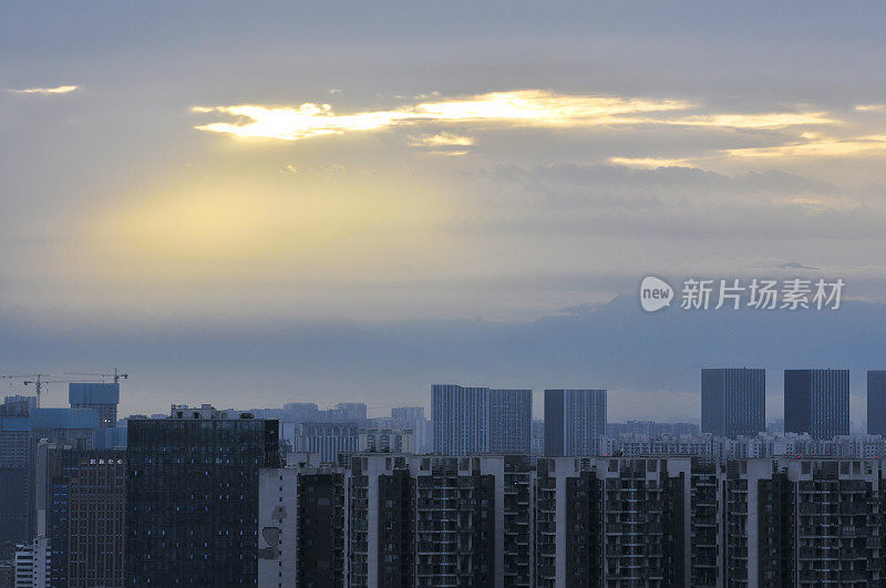 城市天际线在日出，成都，中国