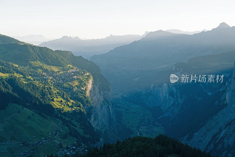 晨光中的山川和山谷景色