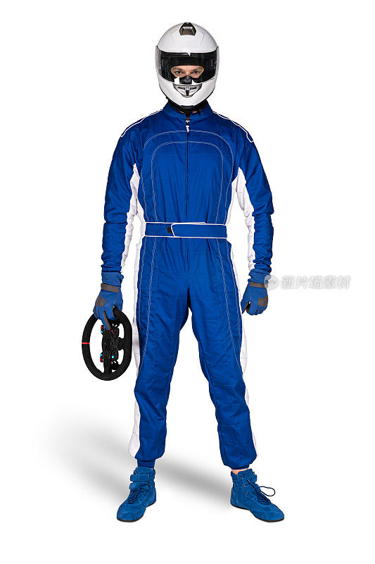 坚定的赛车手在蓝色白色赛车运动整体鞋手套整体安全头盔和方向盘孤立的白色背景。赛车摩托车游戏运动概念。