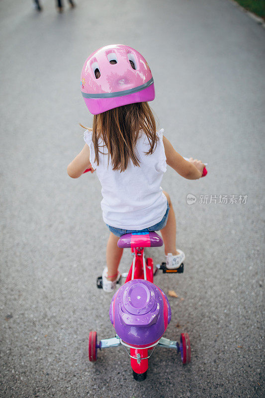 学骑自行车的女孩