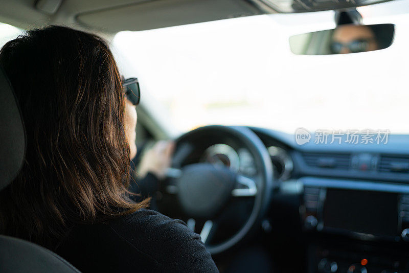 一个年轻女子在高速公路上开车