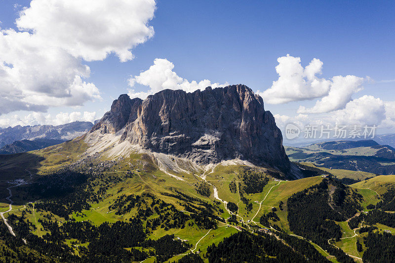 在Dolomites的Sassolungo鸟瞰图