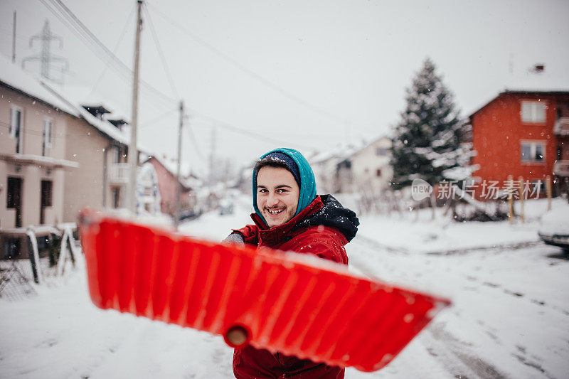 拿着雪铲的男人