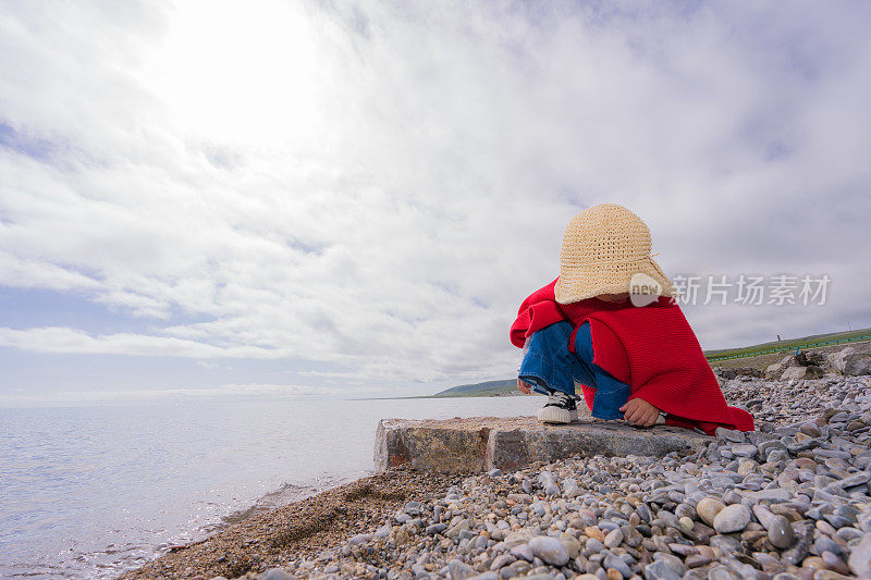 一个小女孩在湖边玩耍