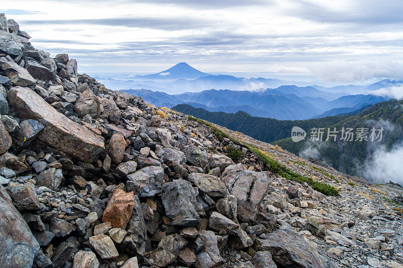 南阿尔卑斯山,日本山梨县县