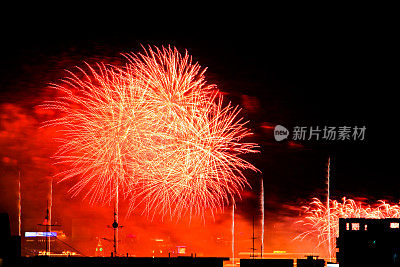 焰火表演在晚上举行。庆祝中华人民共和国成立60周年