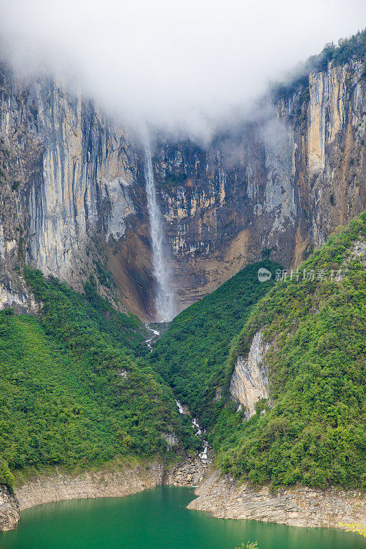 瀑布在山