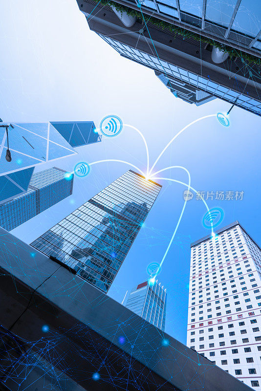 智慧城市无线数据传输网络信息。利用云连接技术与世界各地的合作伙伴进行通信的高科技商业建筑。物联网概念。
