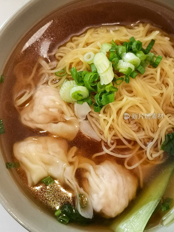 典型的亚洲食物。馄饨面条