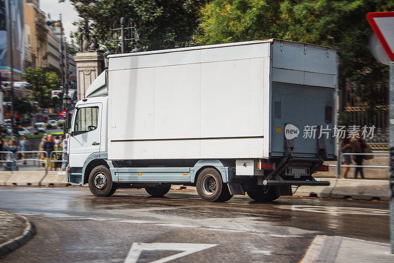 城市街道上的小货车