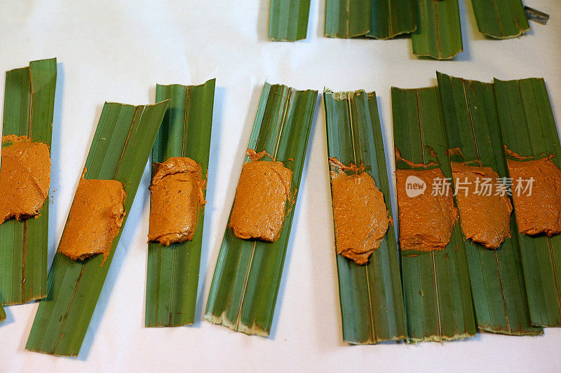 典型亚洲食品:“Otak-otak”(烤Attap叶包鱼饼)