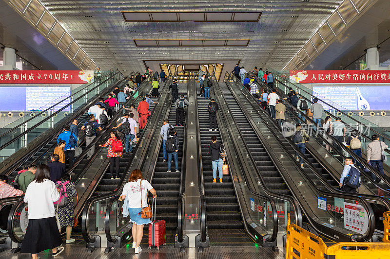长长的自动扶梯载着大量乘客前往南京火车站的出发大厅