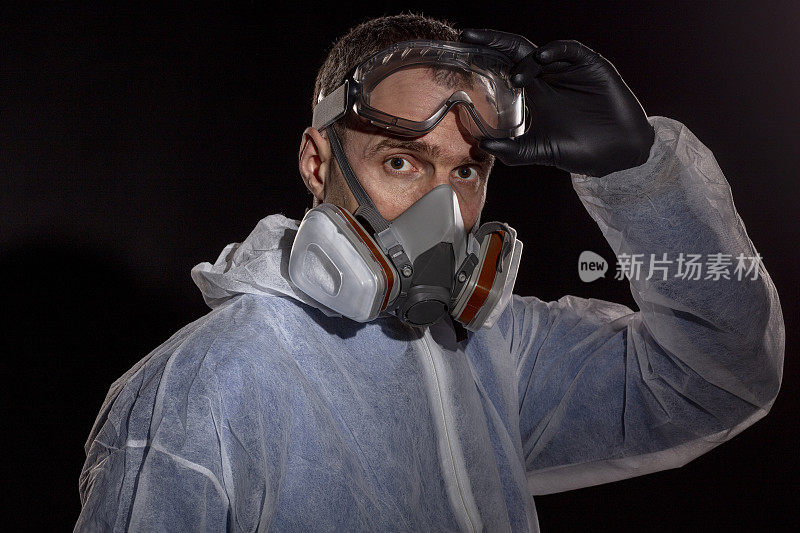 男人脸上的呼吸器和防护眼镜