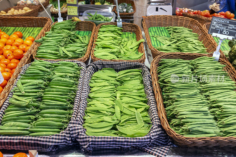 菜摊上的青豆和豌豆