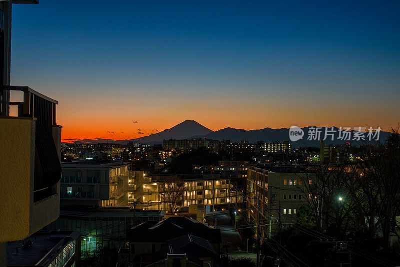 富士山横向剪影