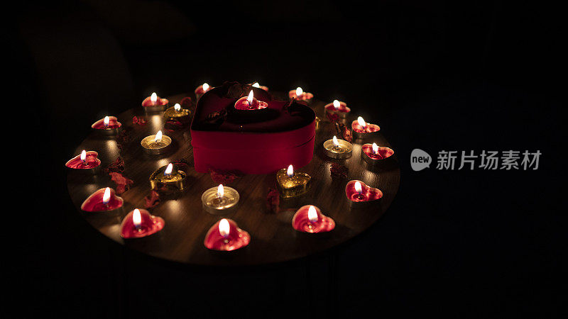 浪漫的餐桌情人节与红心和蜡烛