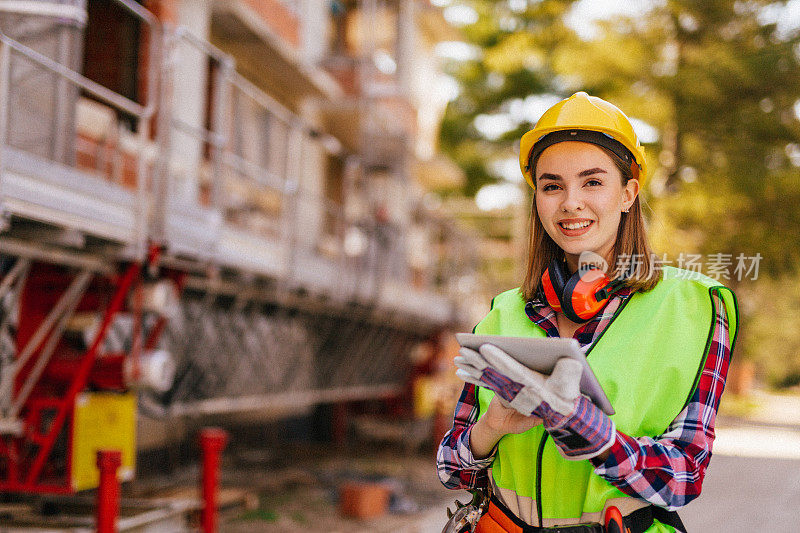 在建筑工地工作的蓝领妇女