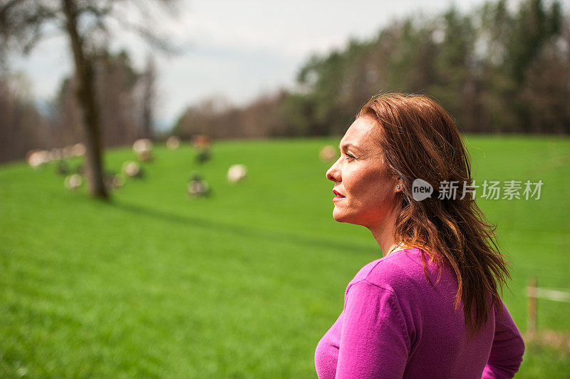 侧面的成熟妇女户外农村