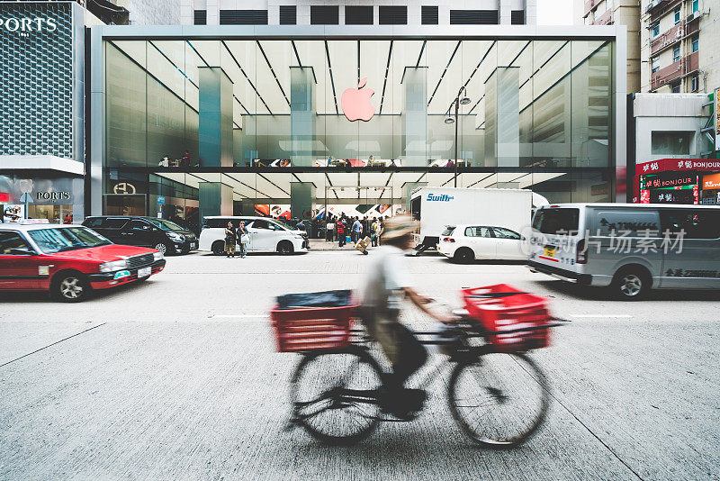 苹果店门面在广东道购物街，在尖沙咀地区有汽车、自行车和香港本地人的城市生活