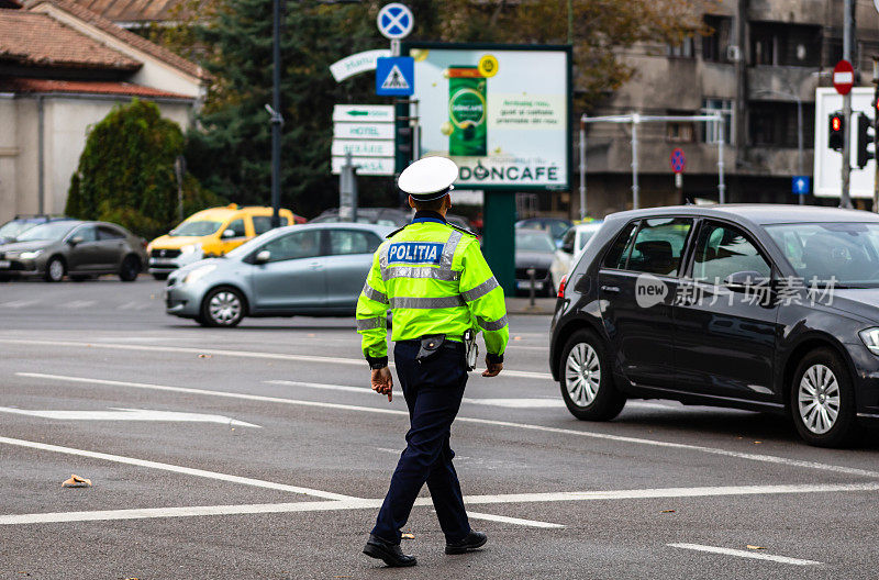 2020年，罗马尼亚首都布加勒斯特，早高峰时段，罗马尼亚交通警察在指挥交通