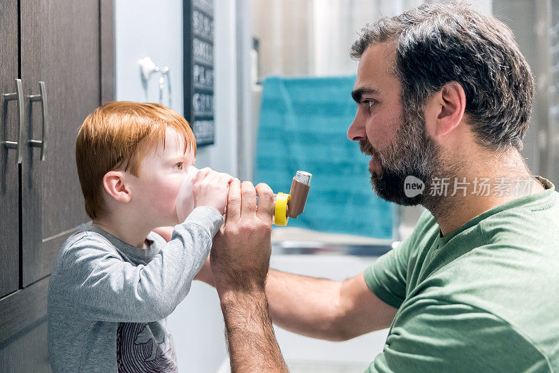 小男孩在家接受父亲的呼吸治疗