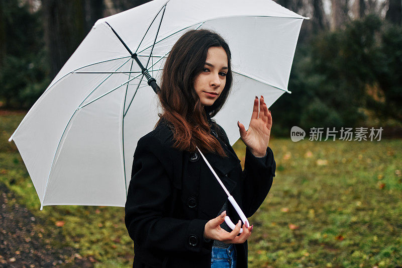 美丽的年轻女子享受着雨天