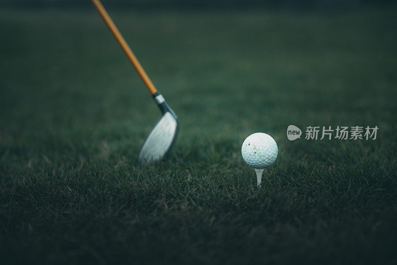 高尔夫球杆与高尔夫球在草地上的特写镜头