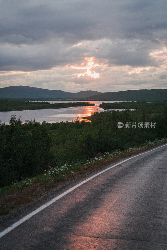 日落时的湖景