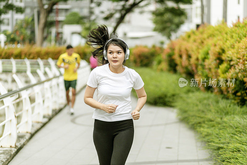 一个年轻女子在公园里跑步和锻炼