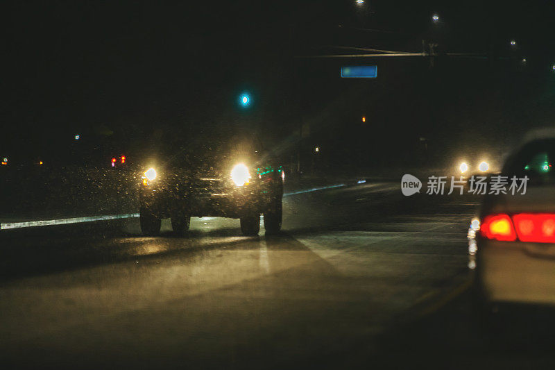 在冰雪潮湿的道路上驾驶美国西部冬季旅行系列