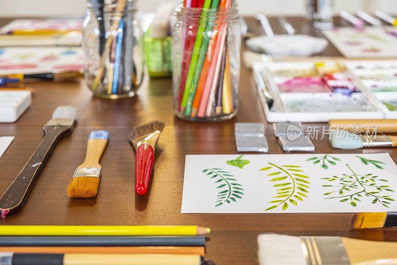 厨房桌子上的艺术用品和绘画