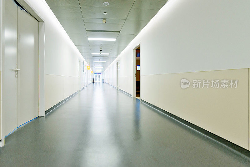 医院里空荡荡的走廊