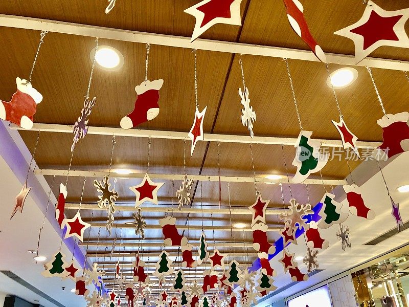 天花板上装饰着挂着的圣诞树、星星、雪花和长筒袜