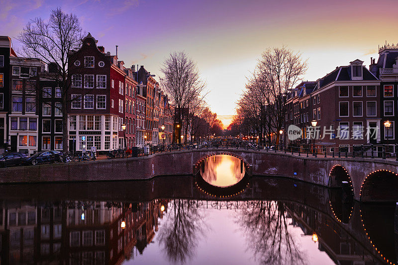 阿姆斯特丹运河和典型的运河房屋在黄昏