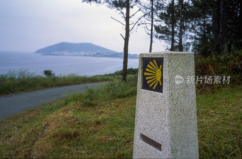 在西班牙加利西亚的菲尼斯特雷角圣地亚哥号上签字