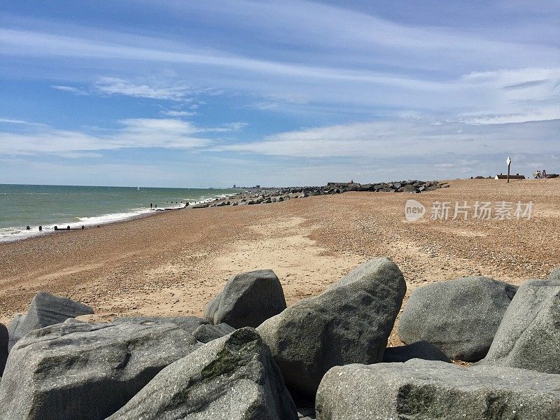 海滩上的岩石对天空的风景